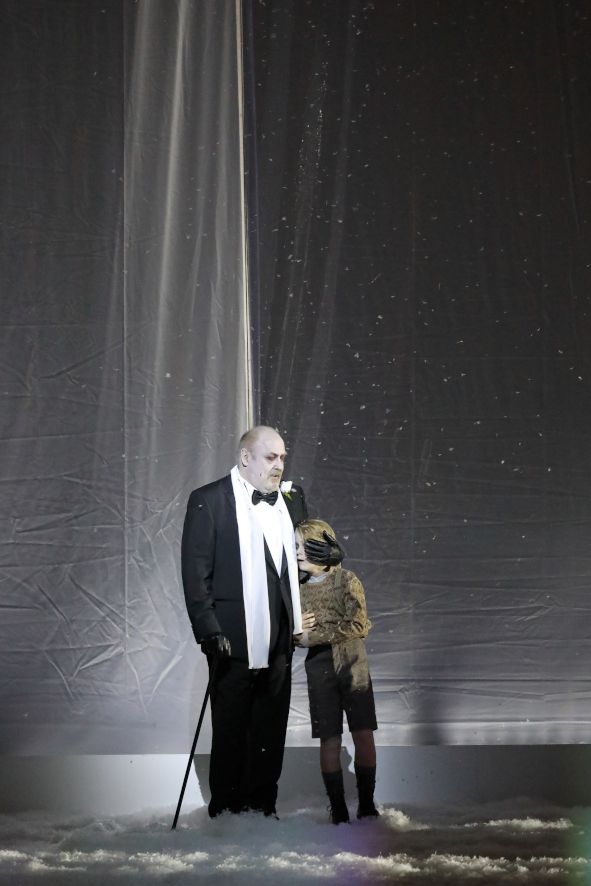 Bayerische Staatsoper / The Snow Queen - hier : Peter Rose als Snow Queen und Kinderstatisterie © Wilfried Hoesl