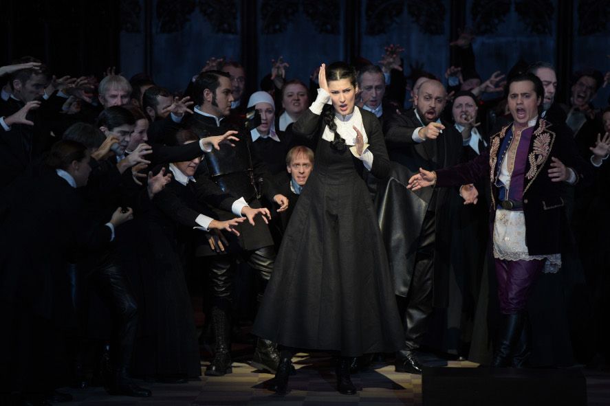 Deutsche Oper am Rhein / Die Puritaner - hier : Adela Zaharia als Elvira und Jorge Espino als Riccardo, Bogdan Talo? als Giorgio, Ioan Hotea als Arturo © Hans Jörg Michel