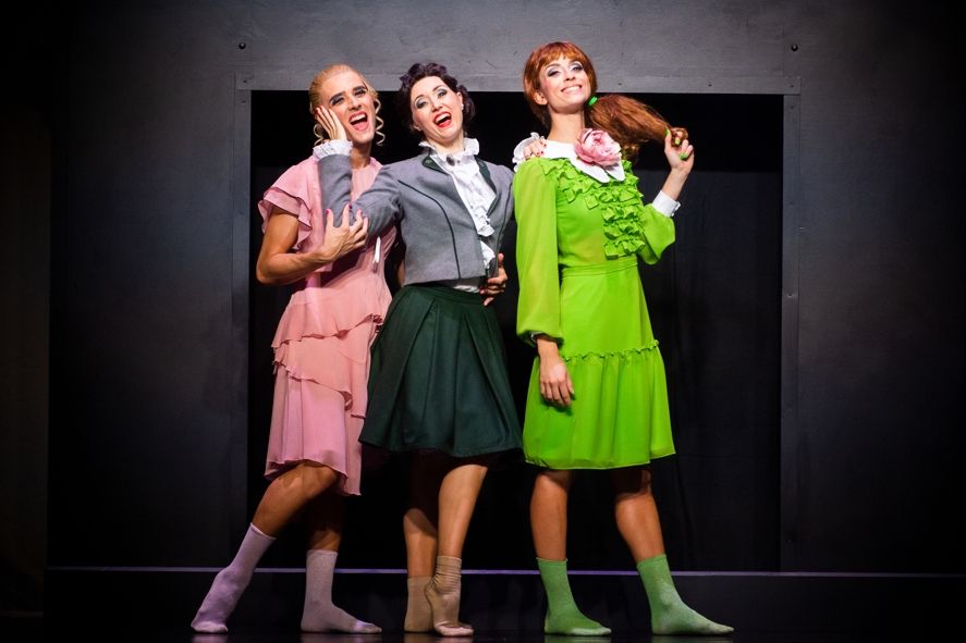Theater Rudolstadt / Cinderella -v. li. Andrea Giuseppe Zinnato (Stiefschwester Drisella), Camilla Matteucci (Gräfin Tremaine, Stiefmutter), Eleonora Peperoni (Anastasia, Stiefschwester) © Marco Kneise