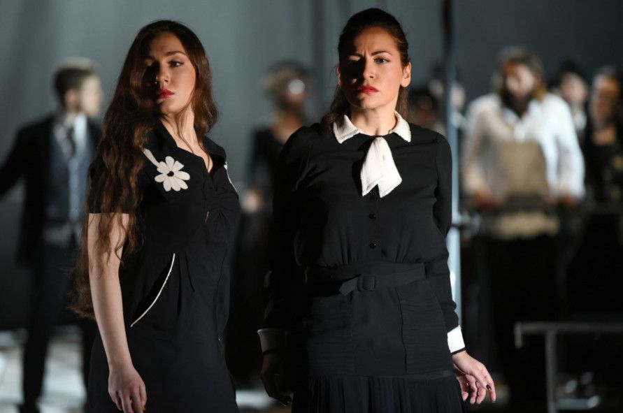 Hessisches Staatstheater Wiesbaden / Matthäus-Passion - hier : Anna El-Khashem als Sopran, Anna Alàs i Jové als Alt, Ensemble, Chor © Karl und Monika Forster