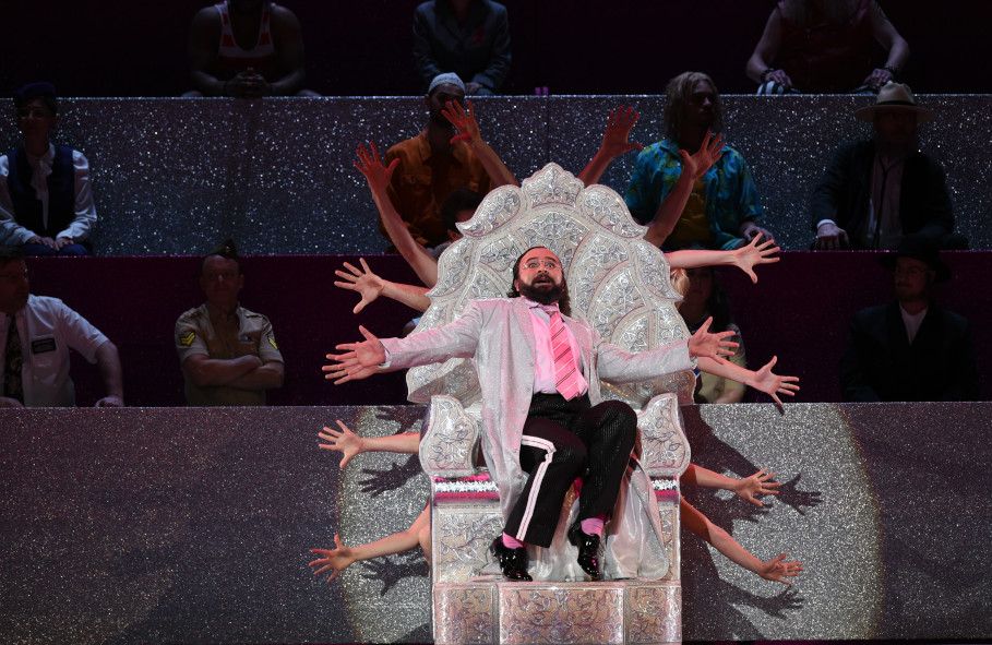 Hessisches Staatstheater Wiesbaden / Anna Nicole - hier : Ralf Rachbauer als verliebter Trucker, Chor des Hessischen Staatstheaters © Karl - Monika Forster