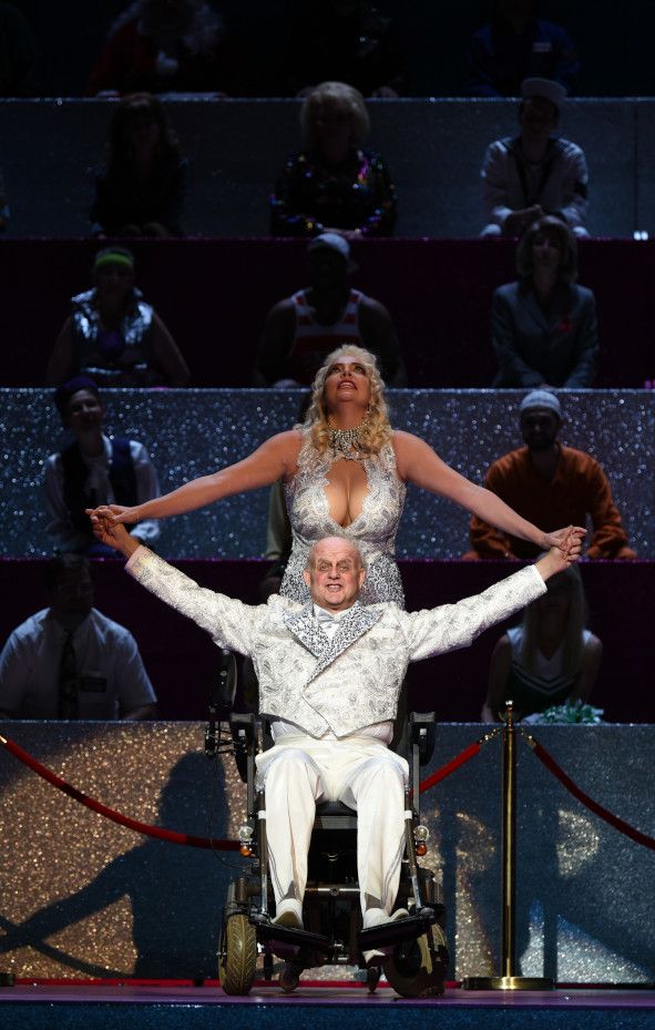 Hessisches Staatstheater Wiesbaden / Anna Nicole - hier : Uwe Eikötter, Elissa Huber als Anna Nicole, Chor des Hessischen © Karl - Monika Forster