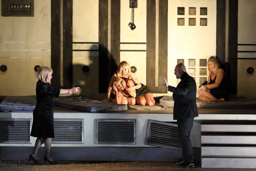 Bayerische Staatsoper / Judith - hier : Nina Stemme als Judith, John Lundgren als Herzog Blaubart Statisterie © Wilfried Hoesl