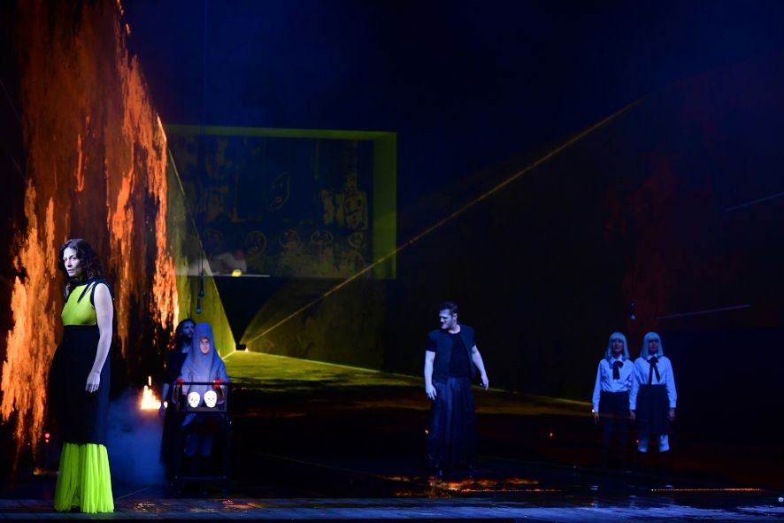 Residenztheater München / MEDEA - hier : v.l. Carolin Conrad, Sandra Julia Reils, Nicola Mastroberardino, Aurel Manthei, Thekla Hartmann, Almut Kohnle © Sandra Then