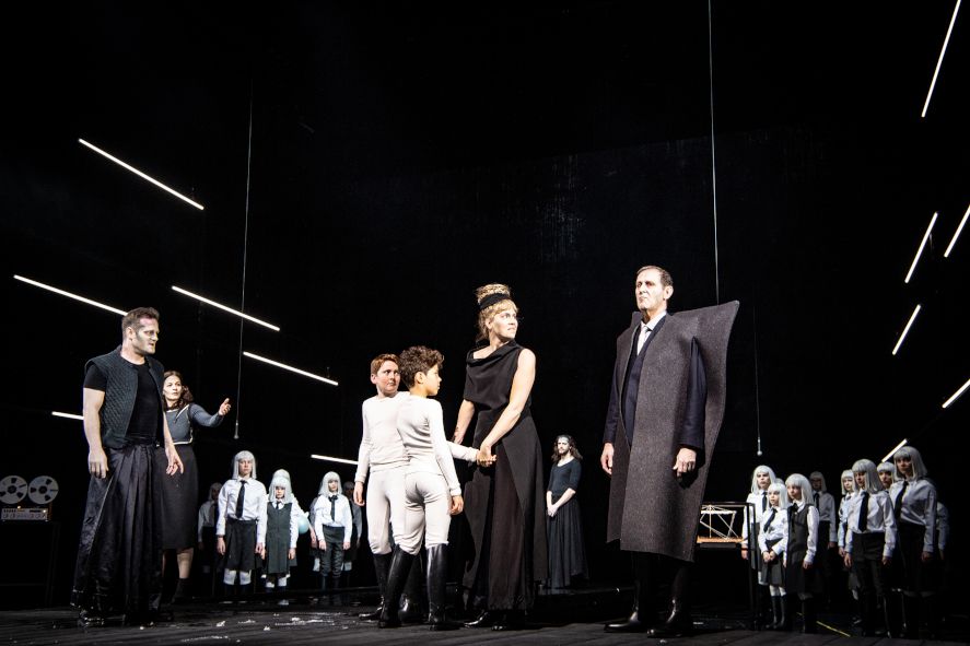 Residenztheater München / MEDEA - hier : v.l. Aurel Manthei, Carolin Conrad, Paul Wressnig, Adam Boushib, Franziska Hackl, Nicola Mastroberardino, Michael Goldberg © Sandra Then