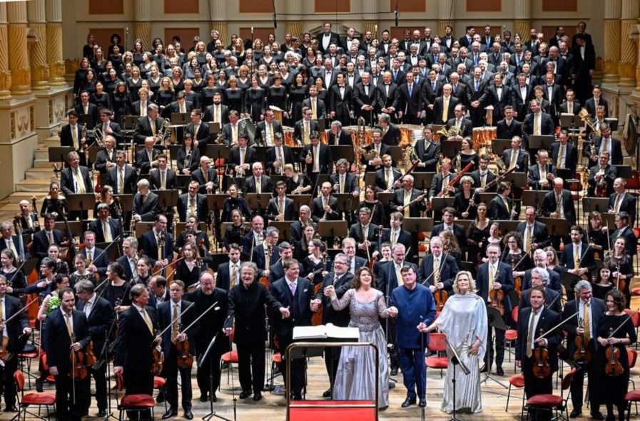 Semperoper Dresden / Gurre Lieder - hier . das 143 Personen fassende Orchester mit Christian Thielemann und Solisten © Matthias Creutziger