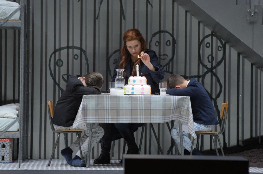Staatsoper Hamburg / Norma -hier : Marina Rebeka und ihre beiden Kinder © Hans Joerg Michel