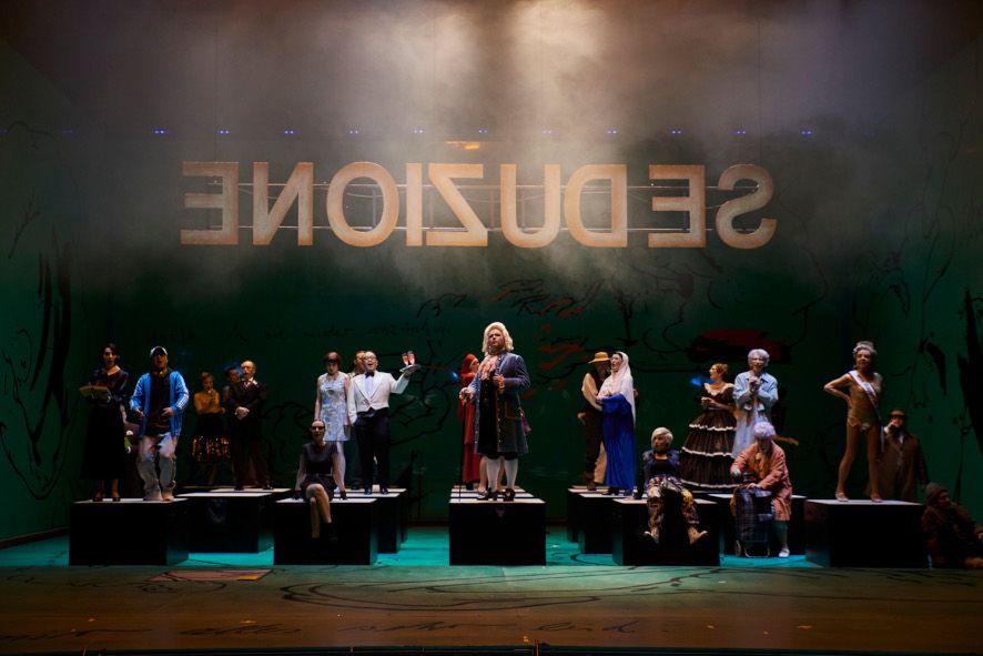 Oper Wuppertal / Der Liebestrank - hier : die über die Mühen des Alltags klagenden Menschen © Bjoern Hickmann