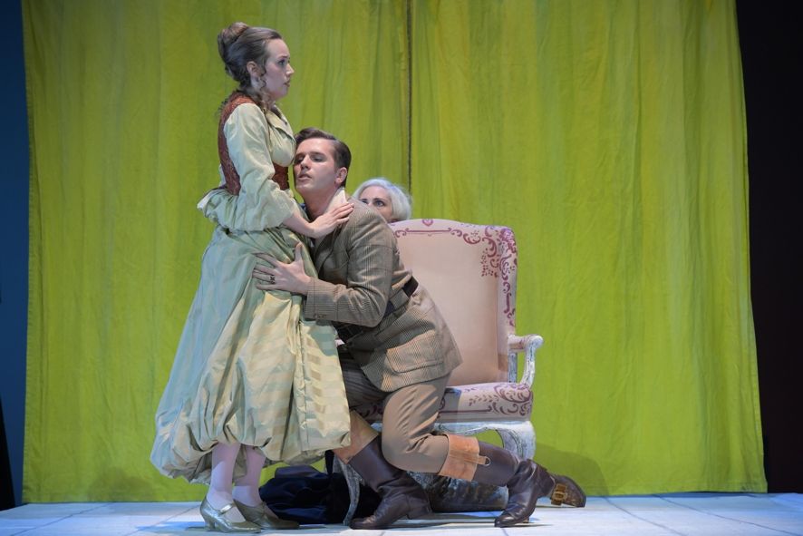 Oper Frankfurt / Le Nozze die Figaro - v.l.n.r. Susanna, Graf Almaviva und Cherubino (hinter dem Sessel versteckt) © Barbara Aumüller