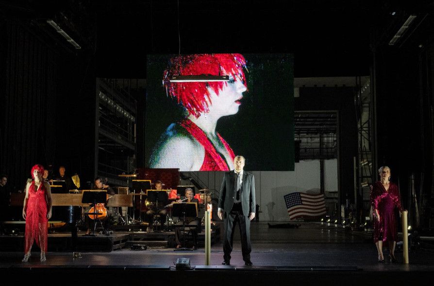 Staatsoper Hamburg / Molto agitato - hier : vorn Katharina Konradi, Georg Nigl, Jana Kurucová © Monika Rittershaus