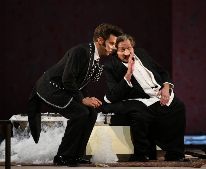  Hessisches Staatstheater Wiesbaden / Der Barbier von Sevilla - hier : Graf Almaviva und Bartolo © Karl + Monika Forster