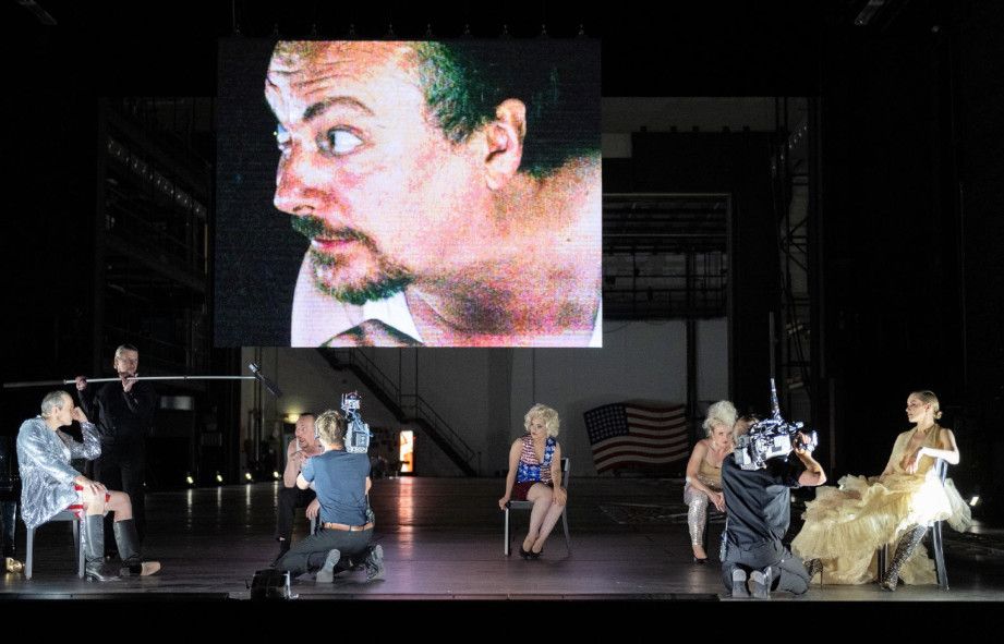 Staatsoper Hamburg / Molto agitato - hier : Matthias Klink, Georg Nigl, Katharina Konradi, Jana Kurucová, Valery Tscheplanowa © Monika Rittershaus