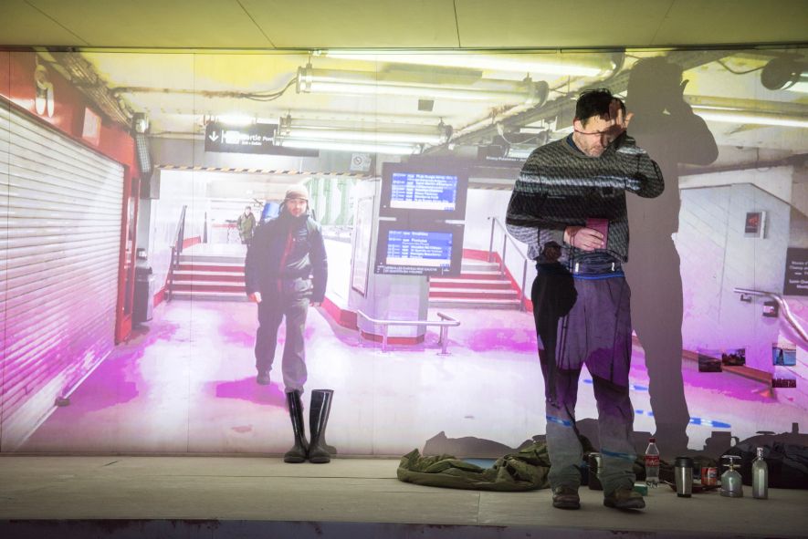 Theater Osnabrück / Die Nacht von Lissabon - hier : Josef Schwarz (Thomas Kienast) erinnert sich an seine Rückkehr nach Osnabrück © Uwe Lewandowski