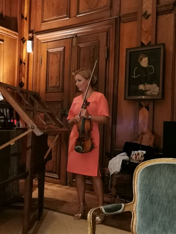Opera meets nature in Schloss Laubach / hier : die Geigerin Lidia Baich © Ingrid Freiberg