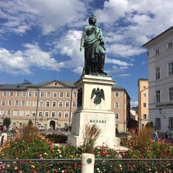 Wolfgang A Mozart in Salzburg vor dem Festspielhaus © IOCO DZimmermann