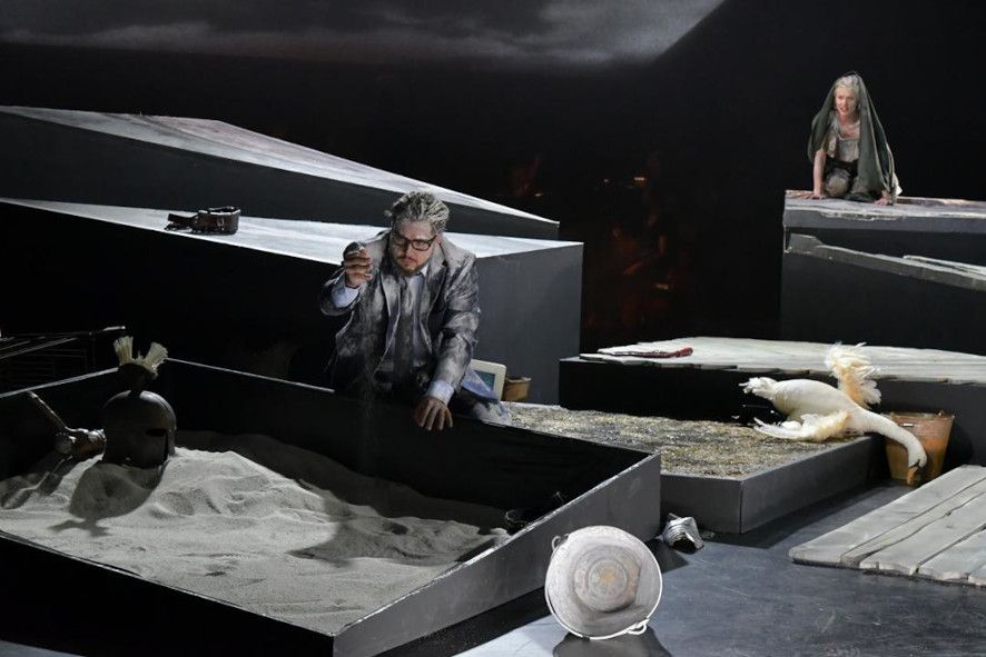 Volkstheater Rostock/ Die Schändung der Lucrezia - hier :  Alyona Rostovskays © Dorit Gaetjen