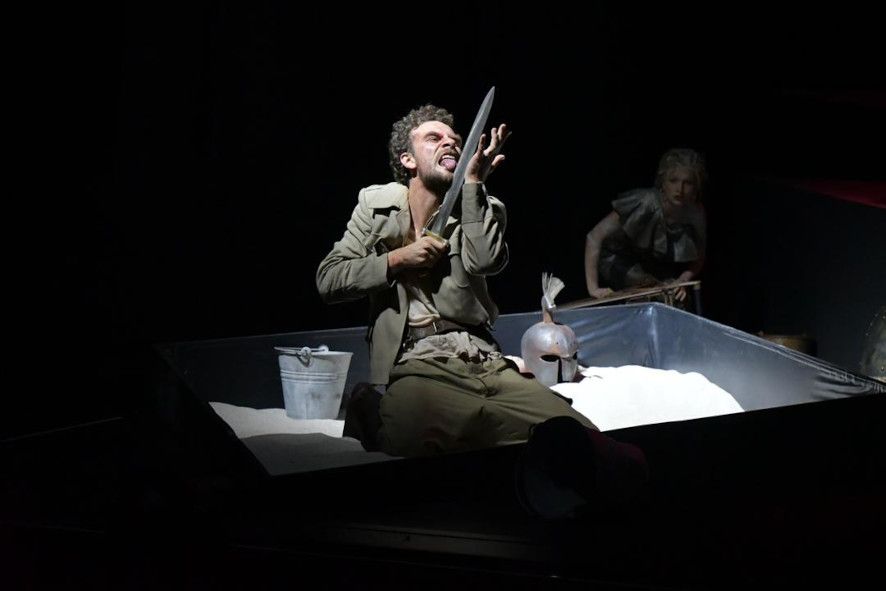 Volkstheater Rostock/ Die Schändung der Lucrezia - hier : Grzegorz Sobszak als Prinz Tarquinius © Dorit Gaetjen