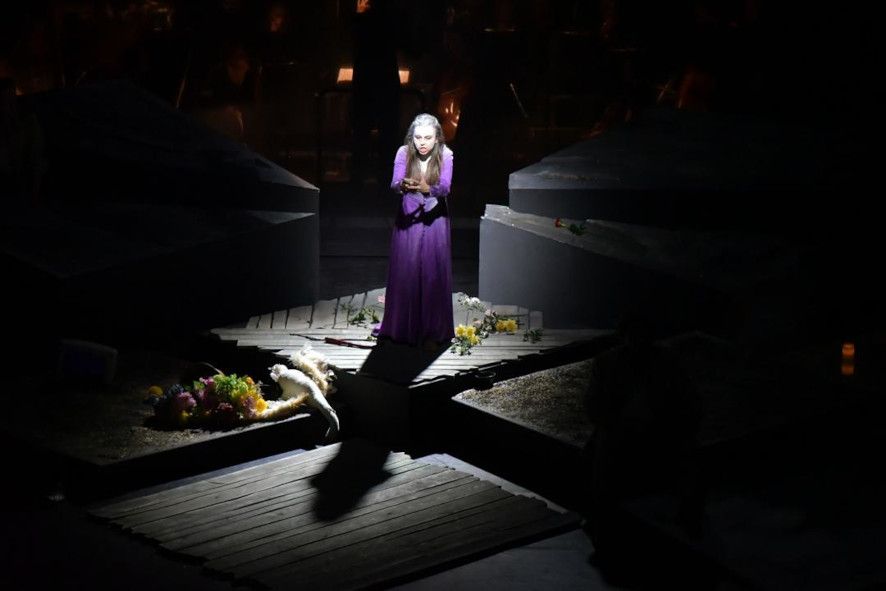 Volkstheater Rostock/ Die Schändung der Lucrezia - hier :  Katarzyna Wlodarcyks als Lucrezia © Dorit Gaetjen