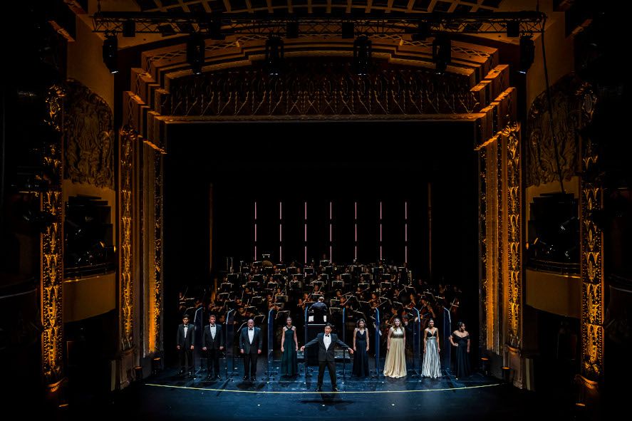 Theater Lübeck / Galaabend des Musiktheaters "Unter die Haut" hier das Ensemble des Abends © Olaf Malzahn