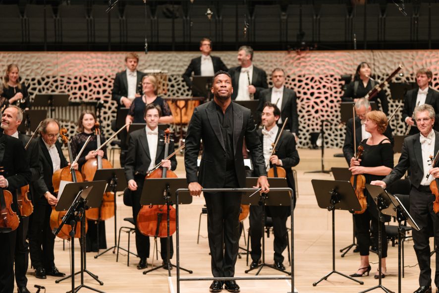  Elbphilharmonie / Wiederöffnung mit SONG OF AMERICA hier Dirigent Roderick Cox und die Kammerphilharmonie Bremen © Daniel Dittus