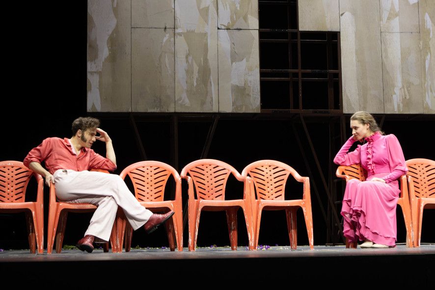 Theater Münster / Die Möve- hier: rechts Marlene Goksch ist die Möwe" © Oliver Berg