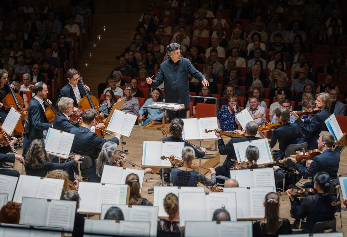 Dresden, Kulturpalast, Sinfoniekonzert Dresdner Philharmonie - Sanderling und Hadelich - IOCO