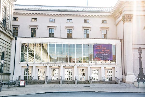 München, Residenztheater, DIE RÜCKSEITE DES LEBENS – Yasmina Reza, IOCO