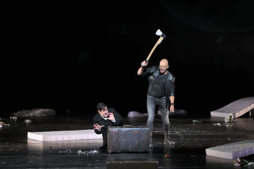 Staatsoper Hamburg / Die Entführung aus dem Serail hier Dovlet Nurgeldiyev (Belmonte) und Ante Jerkunica (Osmin) © Joerg Landsberg
