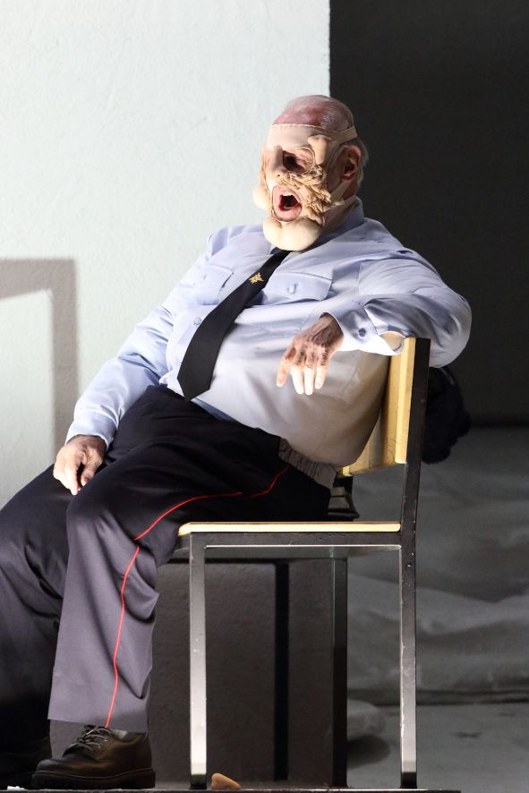Bayerische Staatsoper / Die Nase - hier: Barbier Ivan Jakolevic -Sergei Leiferkus © W Hoesl
