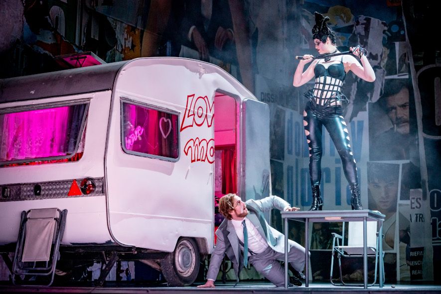 Theater Magdeburg / Rigoletto hier Sparafucille und sein "Wohnwagen der Freuden" © Andreas Lander