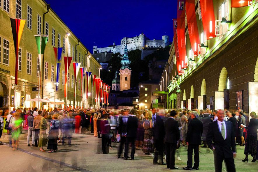 Osterfestspiele 2022 / Abendlicher Blick von der Hofstallgasse auf die Festung Salzburg © Salzburger Festspiele / Kolarik