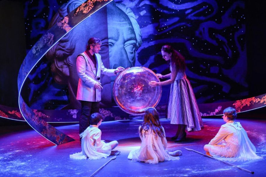 Allee-Theater Hamburg / ZAUBERFLÖTE ZWEYTER THEIL hier Tamino (Stian Okland) und Pamina (Natascha Dwulecki) mit den drei Kindern von Papageno und Papagena am "goldenen Sarg" © Dr. Joachim Flügel