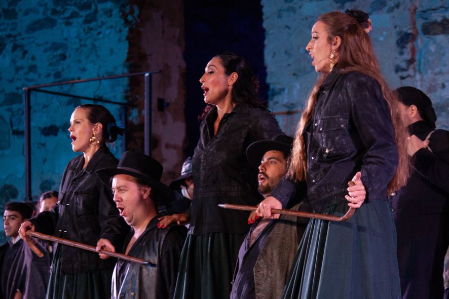 Burg Gars / CARMEN, hier Claudia Goebl (Frasquita), Thomas Essl (Dancaire), Ljubica Vraneš (Carmen), Ian Spinetti (Remendado) und Tina Drole (Mercédès) © Burg Gars Andreas Anker