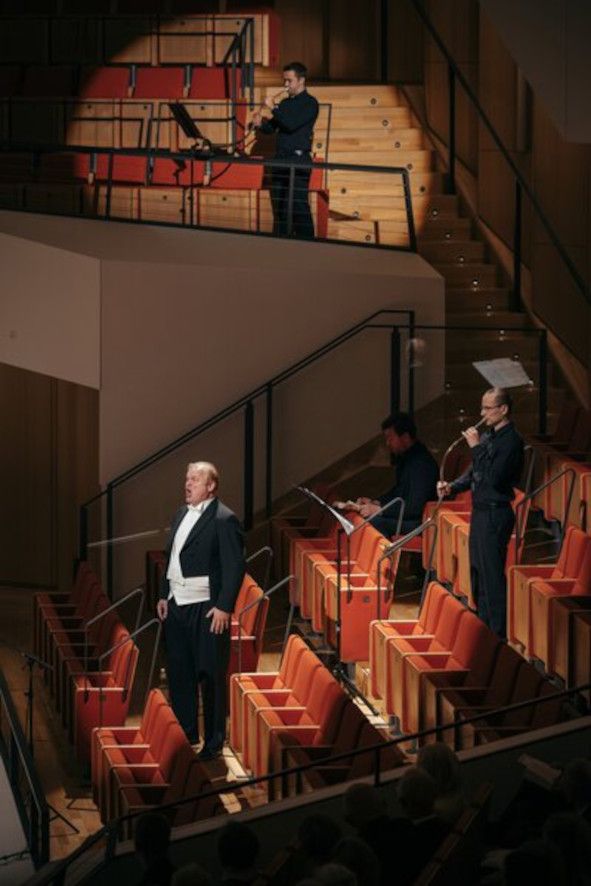 Dresden / GÖTTERDÄMMERUNG hier Rúni Brattaberg (Hagen) und zwei Stierhorn-Spieler © Oliver Killig