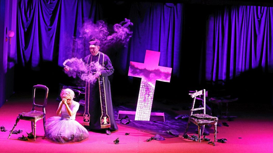 Kammeroper Hamburg / FAUST hier Margarethe (Natasha Dwulecki) und Mephisto (Titus Witt) © Joachim Flügel 