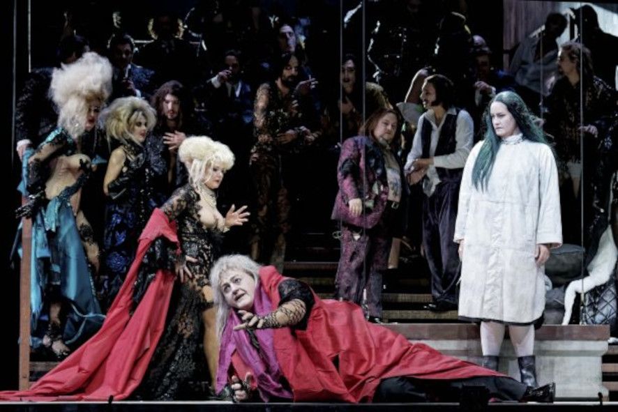 SALOME hier Karita Mattila (Herodias), John Daszak (Herodes) und Elza van den Heever (Salome) © Agathe Poupeney