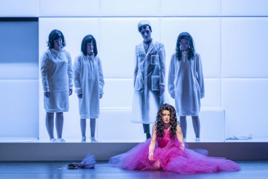 Theater Chemnitz / Das schlaue Füchslein hier v.l.: vorn: Marie Hänsel (Füchslein Schlaukopf); hinten: Martin Lechleitner (Pàsek), Mitglieder des Kinder- und Jugendchores © Nasser Hashemi
