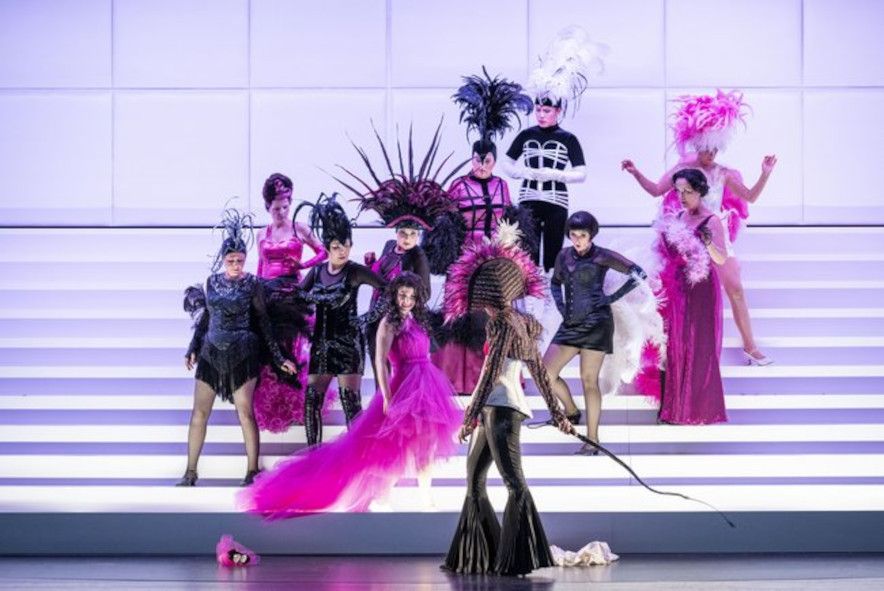 Theater Chemnitz / Das schlaue Füchslein hier Vorn v.l.: Marie Hänsel (Füchslein Schlaukopf), Daria Kalinina (Hahn/Eichelhäher); hinten: Opernchor © Nasser Hashemi