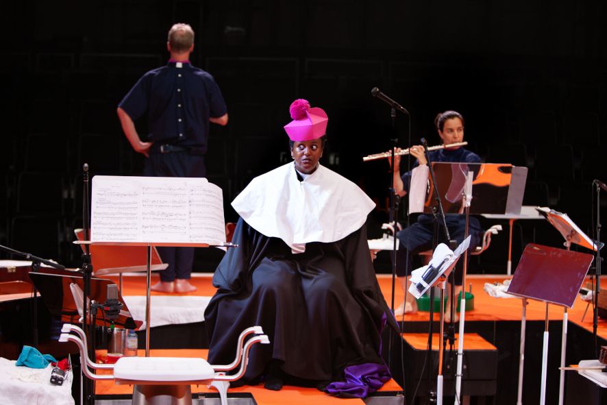 Paris Festival d`Automne / Pierrot lunaire hier Sofia Jernberg (Pierrot) und Musiker des Klangforum Wien© Nurith Wagner-Strauss