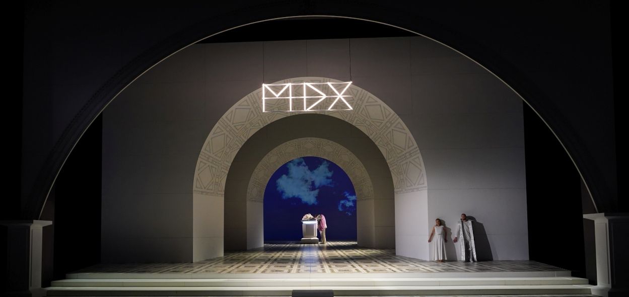 Aalto Theater / TANNHÄUSER hier Heiko Trinsinger (Wolfram von Eschenbach), Astrid Kessler (Elisabeth), Daniel Johansson (Tannhäuser) (v. l.) © Forster