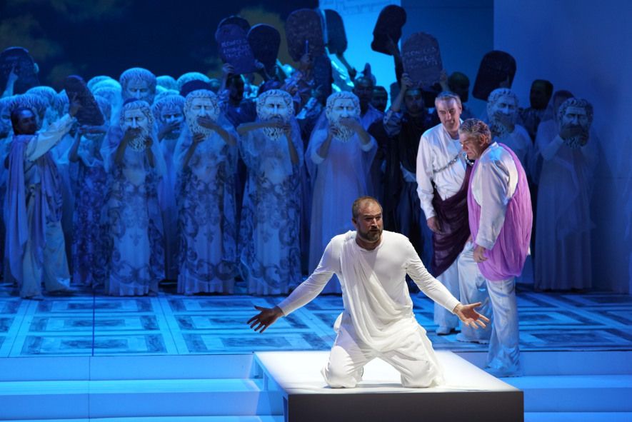 Aalto Theater / TANNHÄUSER hier Daniel Johansson (Tannhäuser), Karl-Heinz Lehner (Hermann), Heiko Trinsinger (Wolfram von Eschenbach), Opernchor des Aalto-Theaters (v. l.) © Forster