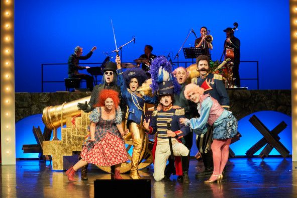 Ernst Deutsch Theater / DIE GROSSHERZOGIN VON GEROLSTEIN hier das Ensemble © Oliver Fantitsch