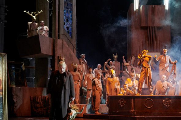 Staatsoper Stuttgart / GÖTTERDÄMMERUnG hier Patrick Zielke als Hagen und Ensemble © Matthias Baus