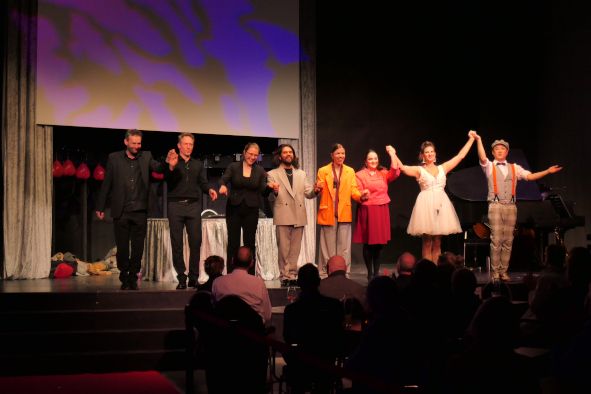 Opernloft Hamburg / LA BOHEME hier das Ensemble zum Schlussapplaus © Wolfgang Radtke