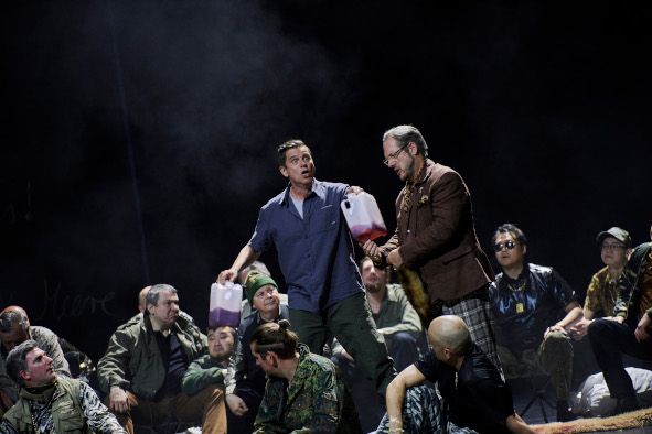 Staatstheater Braunschweig / GÖTTERDÄMMERUNG hier Christian Miedl, Tilmann Unger, Chor © Björn Hickmann