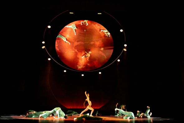 Theater Vorpommern / María de Buenos Aires hier Luiza Braz Batista als Maria und Ensemble © Peter van Heesen