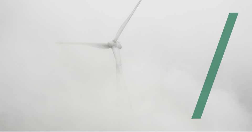 Foto: a wind turbine in the middle of a foggy day, Gaétan Meyer/Unsplash