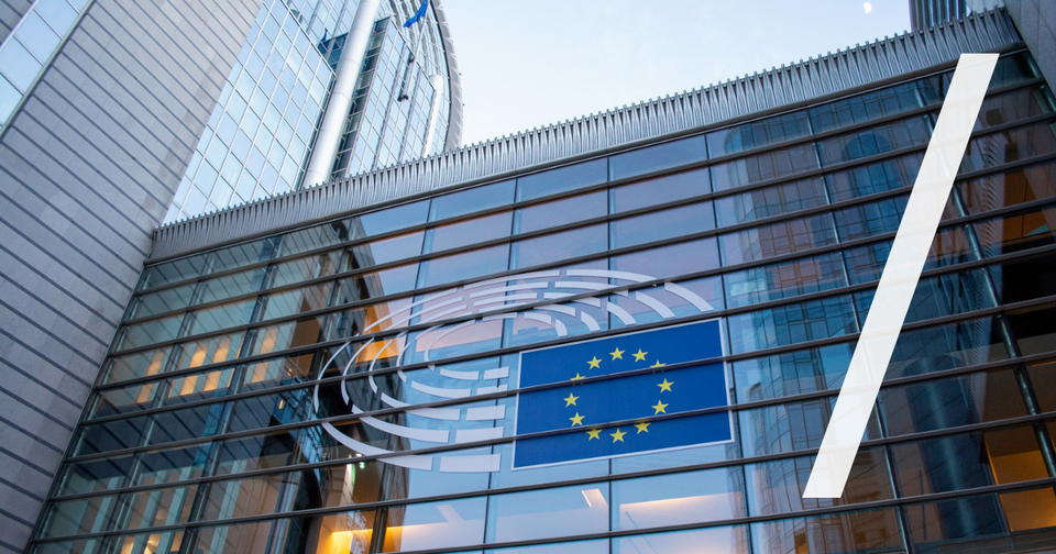 Foto: uropean union flag reflected on modern building glass, Fabian Kleiser/Unsplash