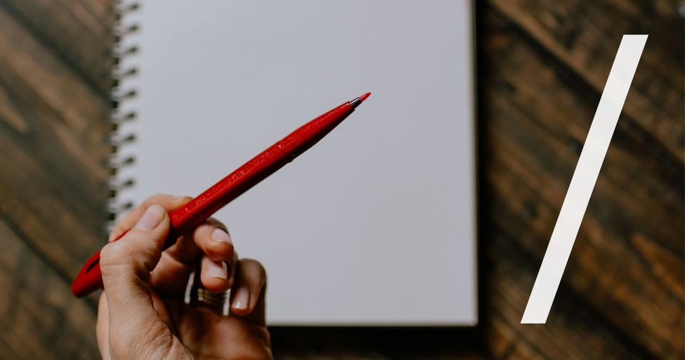 Foro: Person holding red pencil writing on white paper. Kelly Sikkema/Unspla