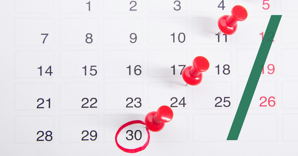 Foto: A calendar with red push buttons pinned to it, Towfiqu Barbhuiya/Unsplash